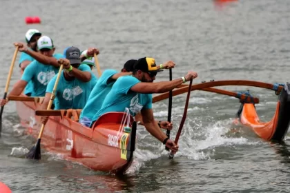 competidores dentro de uma canoa VA A