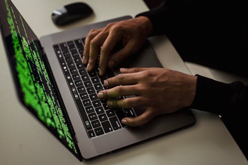 grátis Corte O Sistema De Hacking Ciberespião Enquanto Digita No Laptop Foto profissional