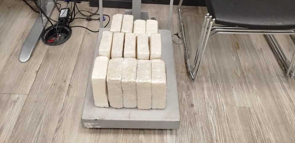 PF e PRF prendem mulher com cerca de 14kg de pasta base de cocaína na Serra das Araras