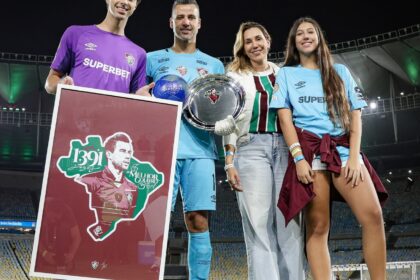 Fábio e sua família na homenagem prestada pelo Fluminense no Maracanã