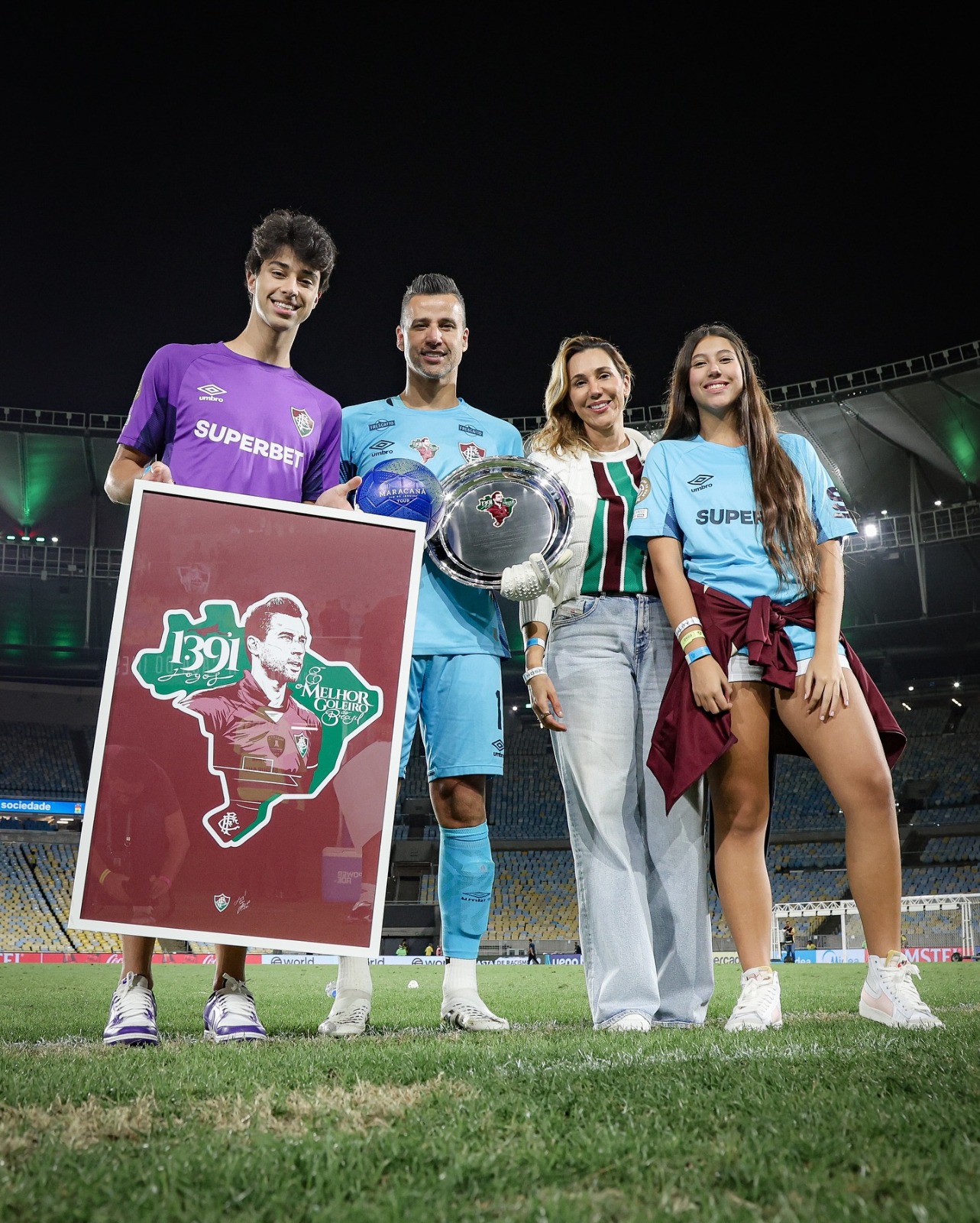 Fábio e sua família na homenagem prestada pelo Fluminense no Maracanã