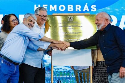 Presidente Lula e ministro Alexandre Padilha participam da inauguração da nova fábrica da Hemobrás em Pernambuco, que produzirá albumina e imunoglobulina para o SUS, garantindo economia de R$ 1 bilhão por ano.