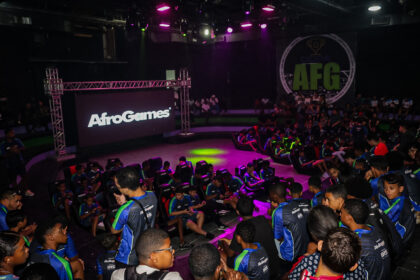 Mostrar a energia e diversidade da Copa AfroGames no Morro do Cantagalo, com jovens competidores em ação durante os torneios de eSports, além das expressões culturais que acompanham o evento, reforçando a inclusão digital e o protagonismo das comunidades periféricas no universo dos jogos eletrônicos.