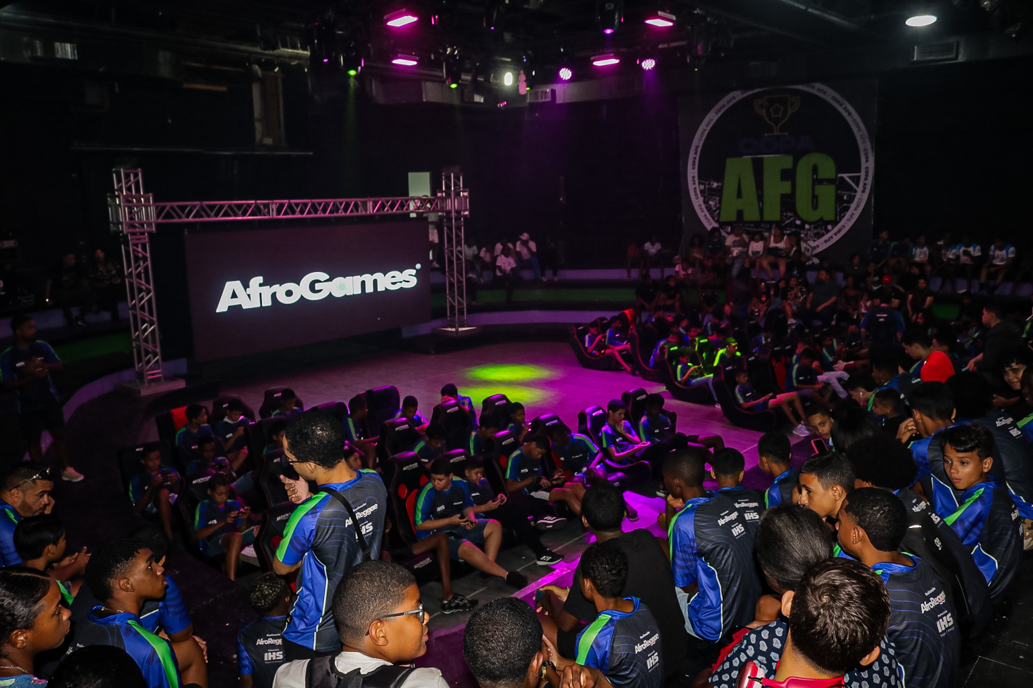 Mostrar a energia e diversidade da Copa AfroGames no Morro do Cantagalo, com jovens competidores em ação durante os torneios de eSports, além das expressões culturais que acompanham o evento, reforçando a inclusão digital e o protagonismo das comunidades periféricas no universo dos jogos eletrônicos.