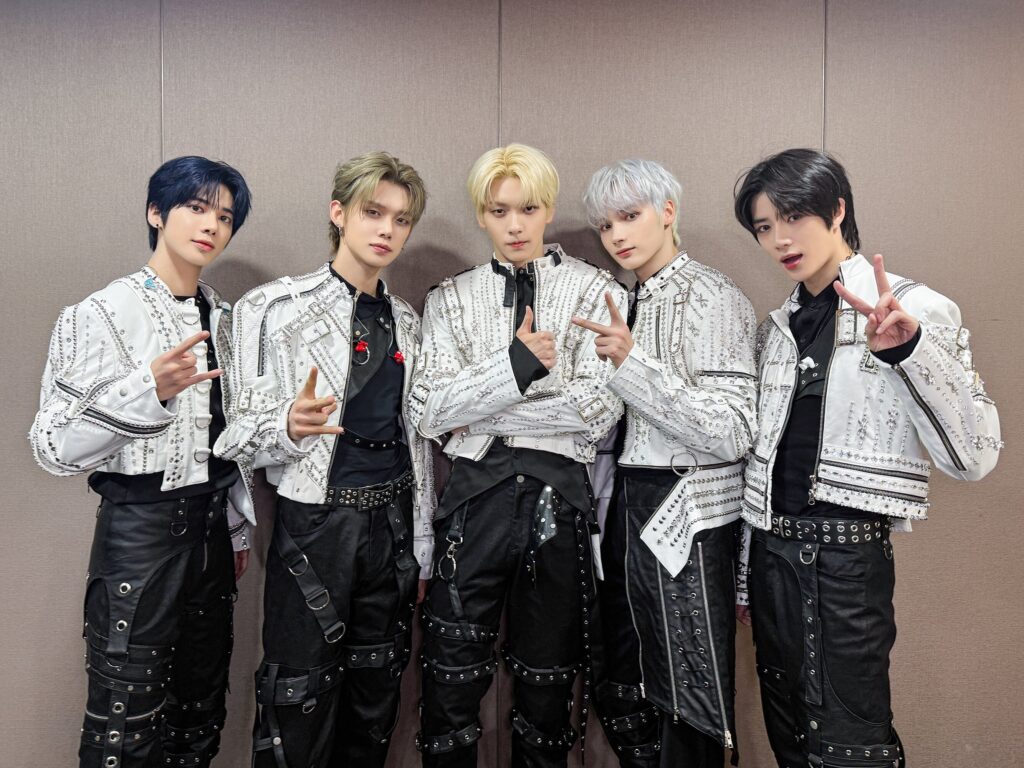 Integrantes do grupo TXT, após show em Seul.