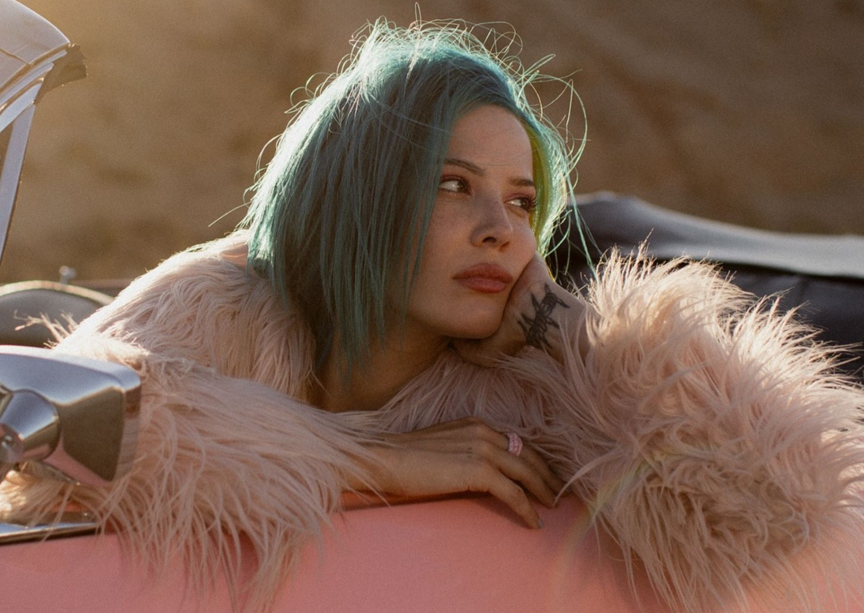 Halsey lança álbum 'Badlands: Anthology'