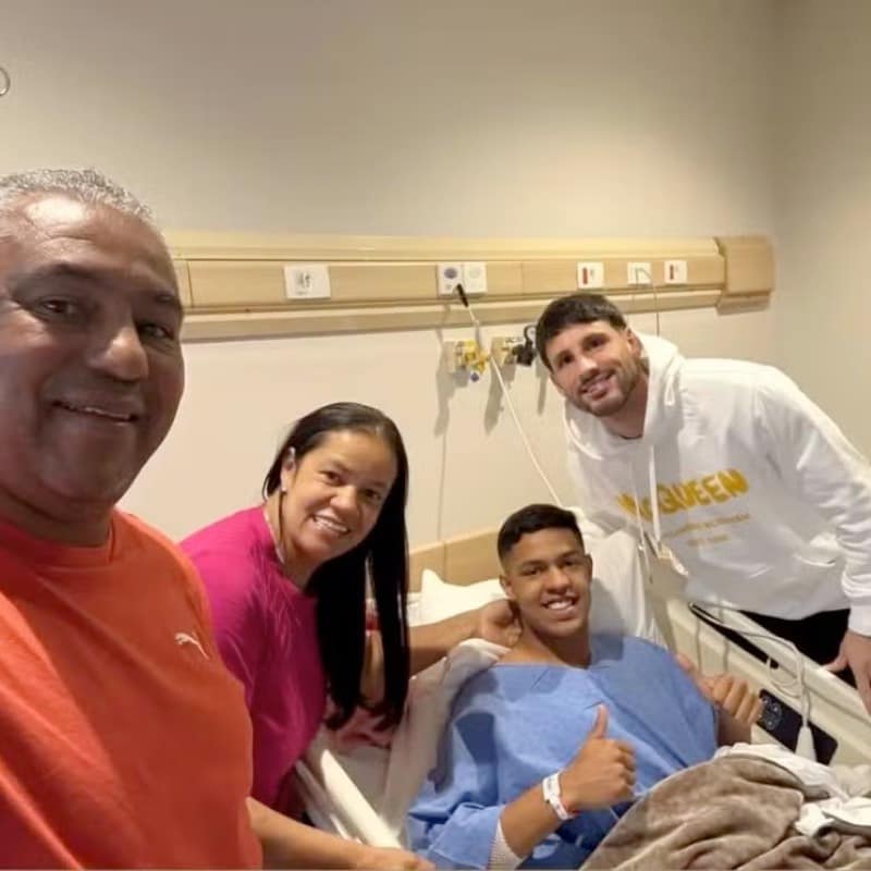 Ryan Francisco, jogador de futebol do São Paulo, junto com familiares e o centroavante Calleri, também do Tricolor Paulista, após operar o joelho.
