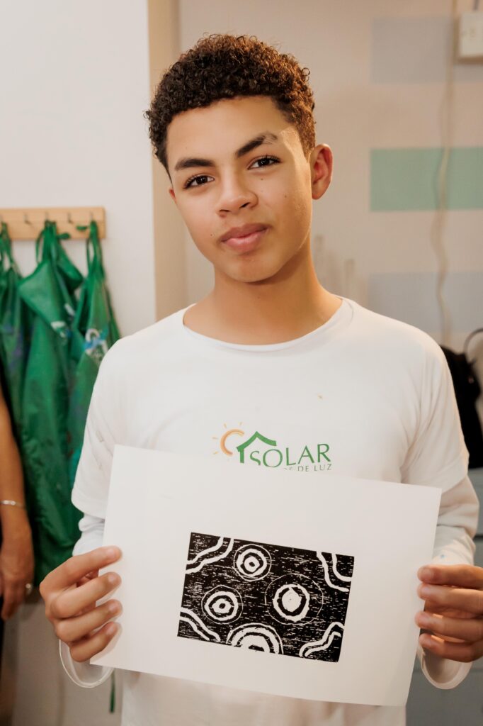 Aluno do Solar Meninos de Luz com xilogravura