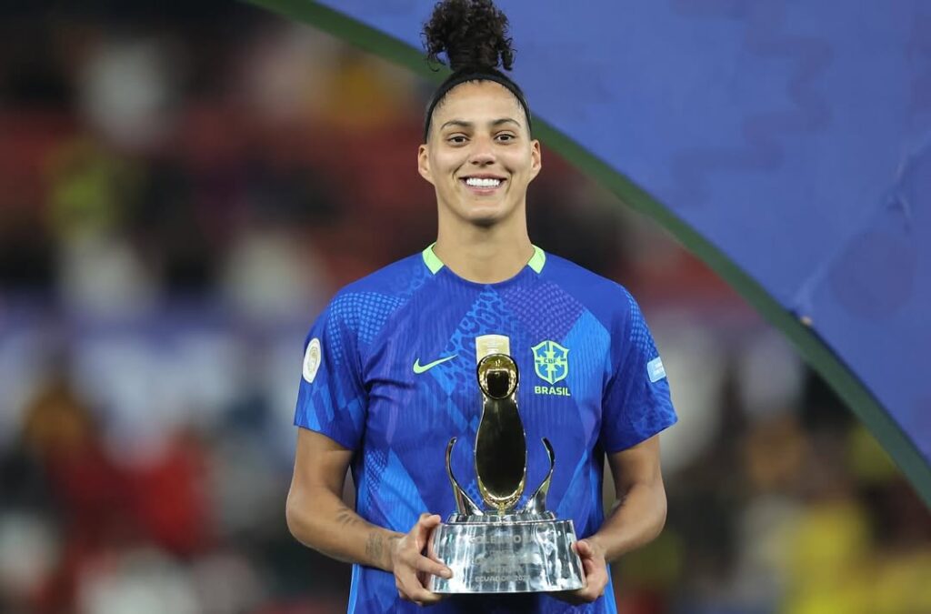 Amanda Gutierres, uma das jogadoras da Seleção Brasileira, sorri ao receber troféu em premiação durante competição internacional