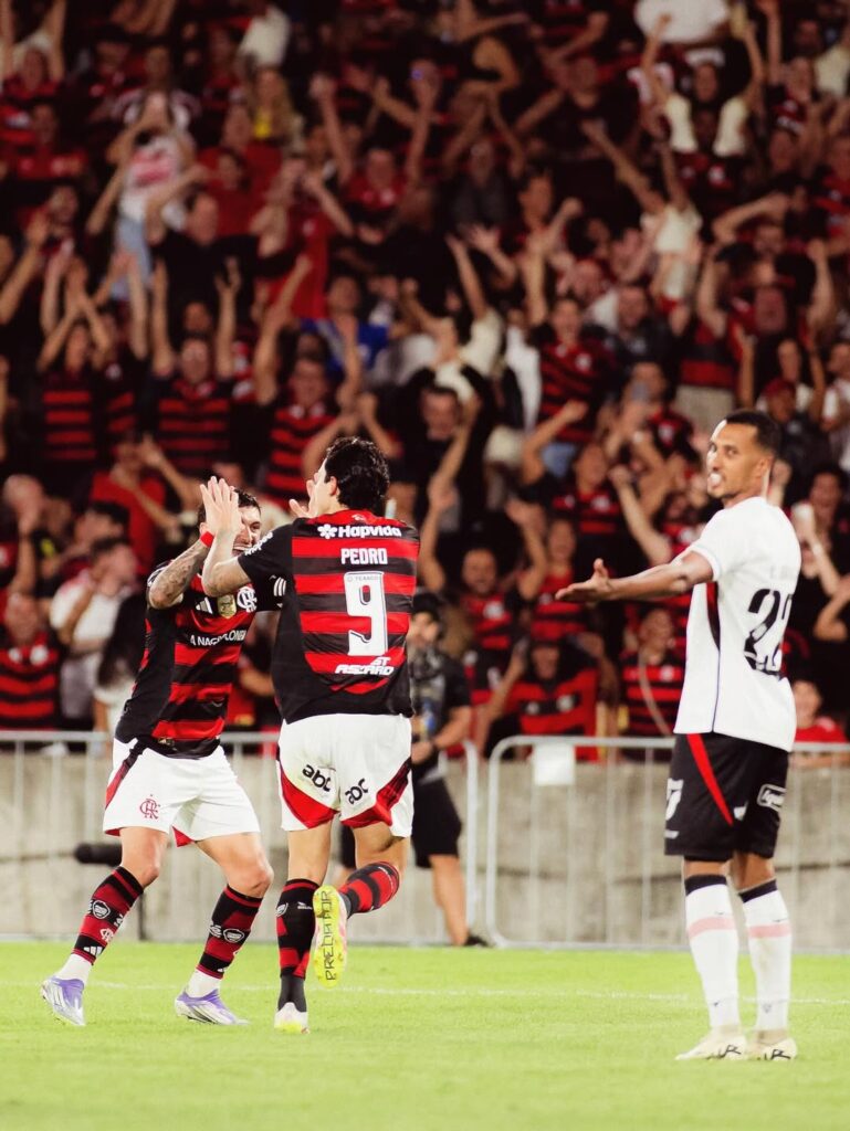Pedro e Arrascaeta na goleada contra o Vitória, no Brasileirão