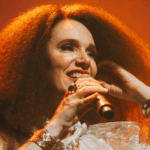 Branka canta em homenagem a Clara Nunes junto à Velha Guarda da Portela.