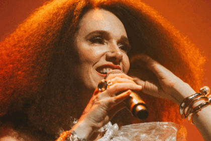 Branka canta em homenagem a Clara Nunes junto à Velha Guarda da Portela.