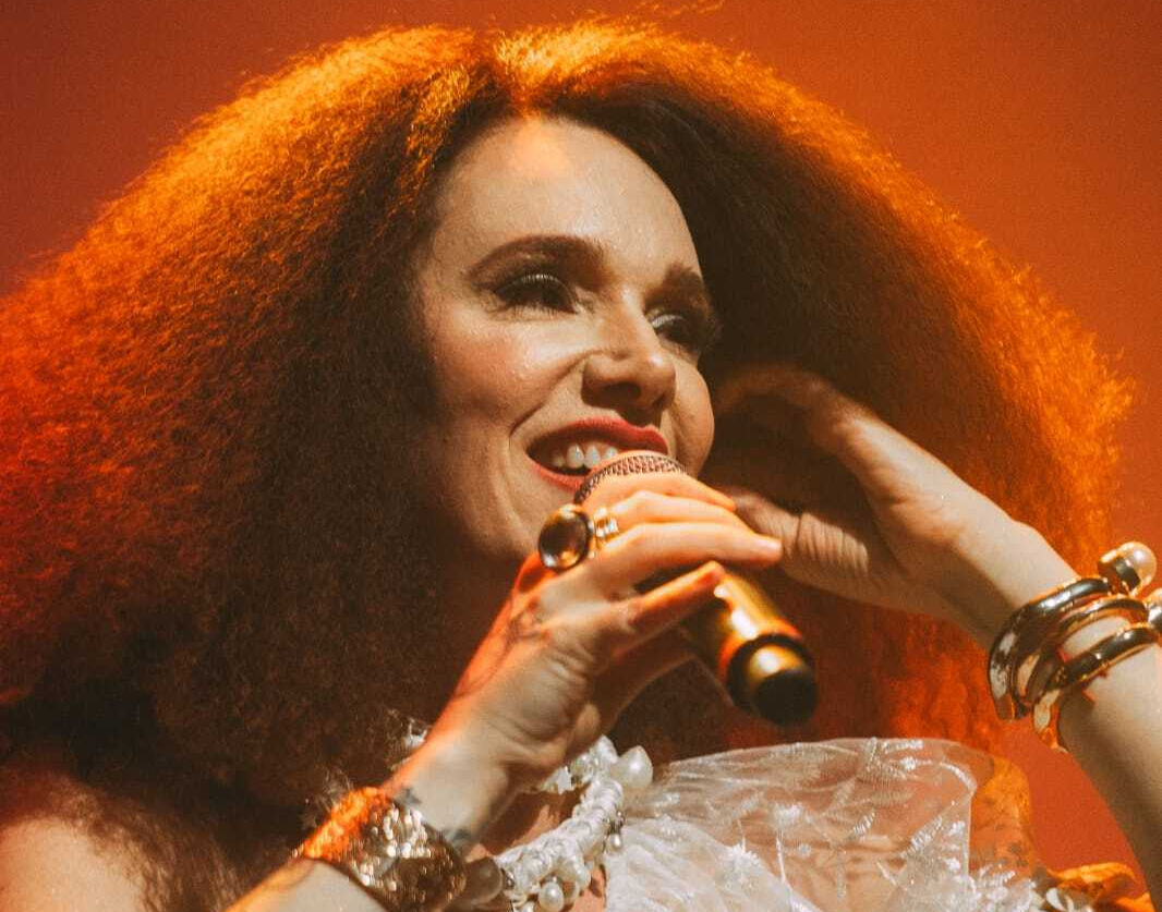 Branka canta em homenagem a Clara Nunes junto à Velha Guarda da Portela.