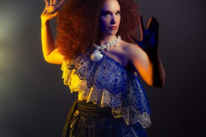 Branka canta Clara no Teatro Riachuelo com a Velha Guarda da Portela homenageando Clara Nunes.