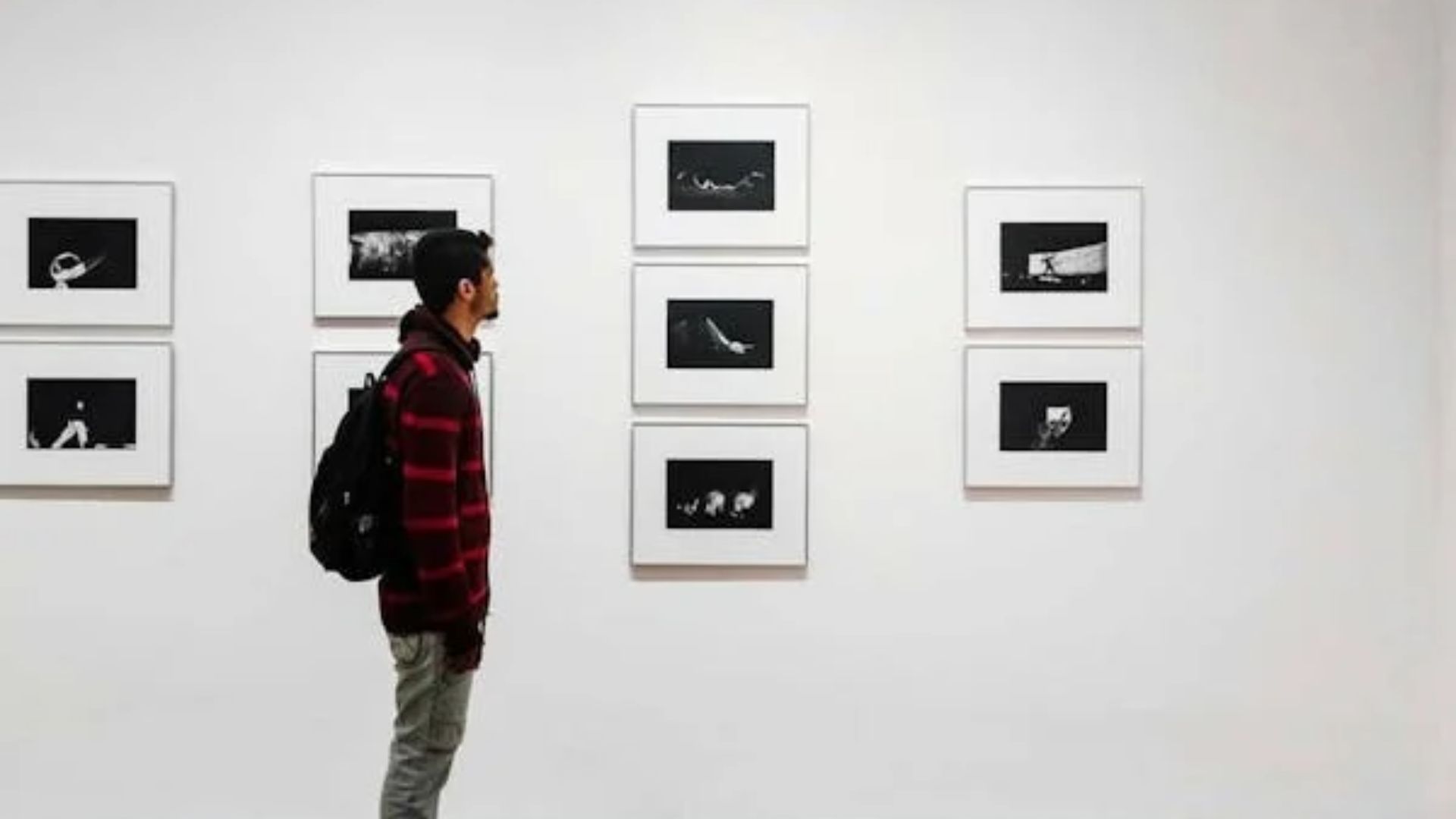 Exposição de arte, bordados e xilogravura.