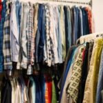 Fotografia de cabideiros com roupas da b.circle.