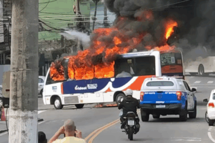 Bandidos incendeiam ônibus na Ilha do Governador
