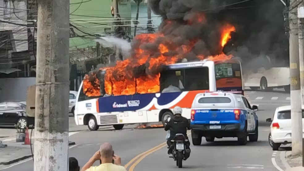 Bandidos incendeiam ônibus na Ilha do Governador
