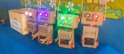 Projeto de ensino de robótica em Bacabal (MA), feito de papelão e materiais reciclaveis.