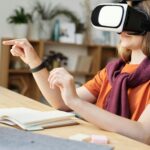 Educação: Moça com óculos de realidade virtual usando para educação