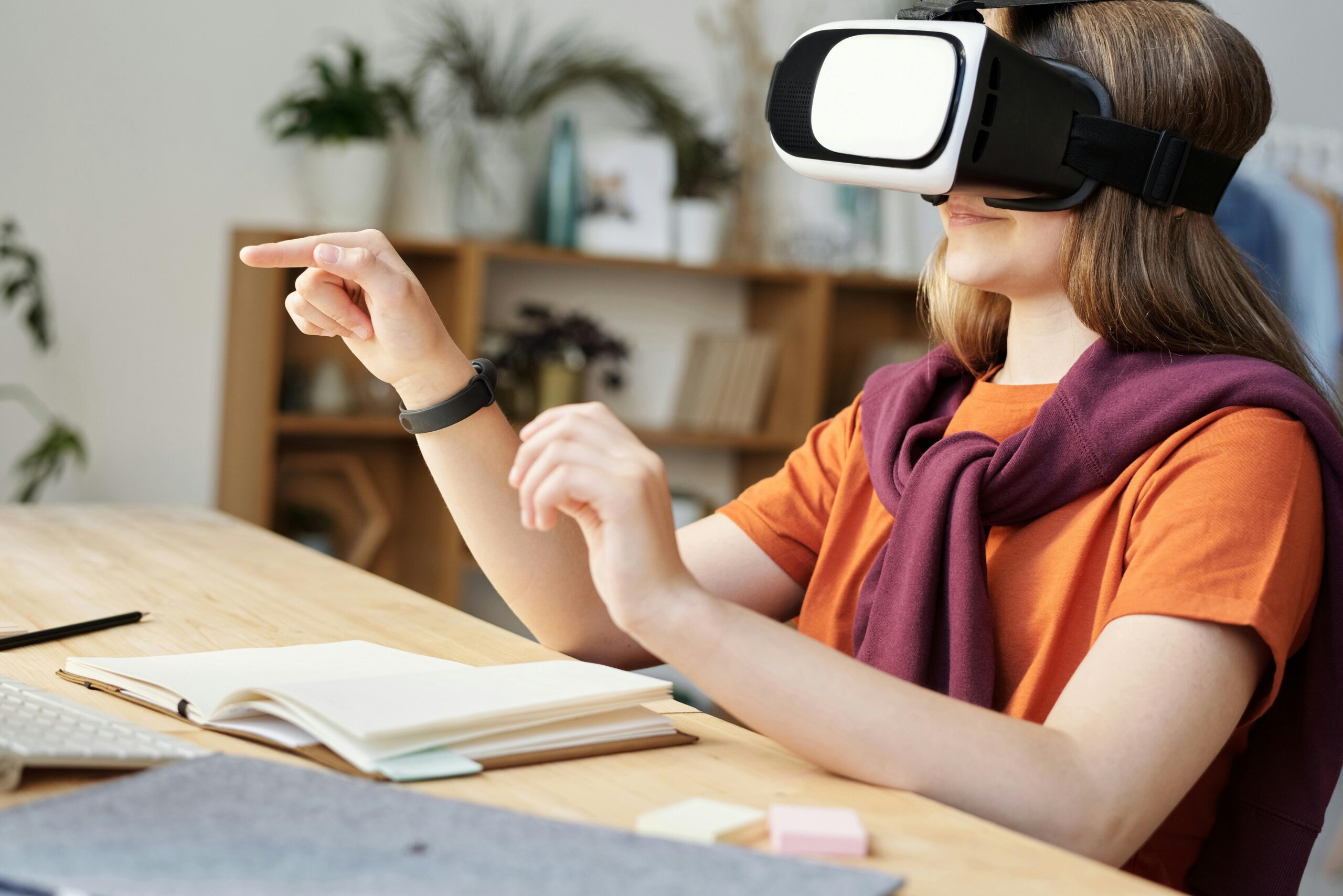Educação: Moça com óculos de realidade virtual usando para educação