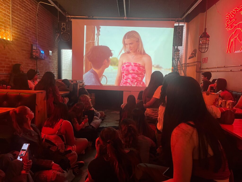 Público no Sorokos Bar