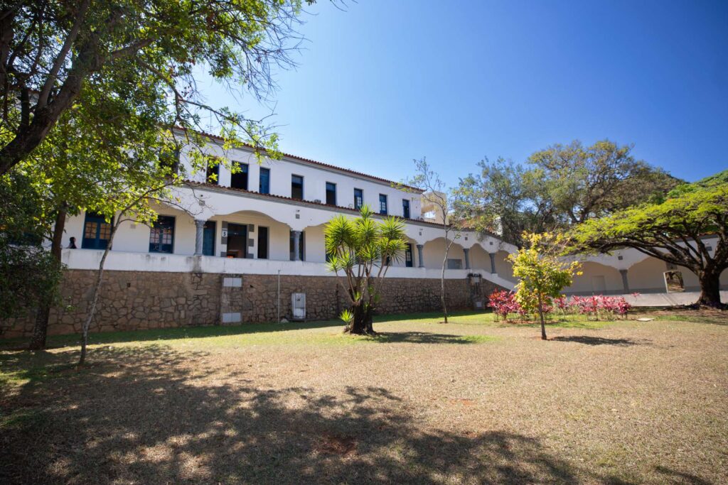 "Muitas vezes esses esforços ainda não são suficientes para garantir que o estudante autista consiga se inserir e permanecer no ambiente acadêmico".