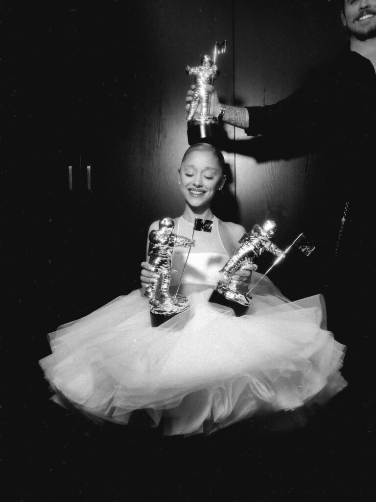 Ariana Grande com seus 3 prêmios do VMA 2025