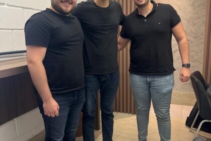 “Três jovens cearenses fundadores da fintech LocPay, que oferece liquidez imediata a proprietários de imóveis.”