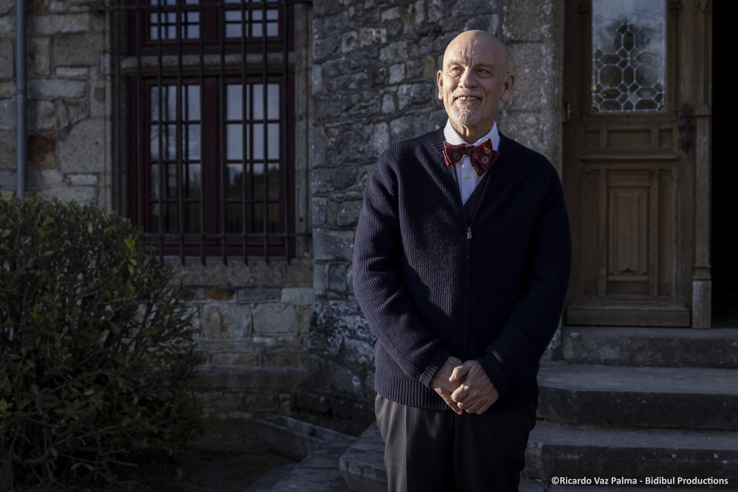 John Malkovich em cena do filme Sr. Blake ao Seu Dispor, comédia dramática francesa