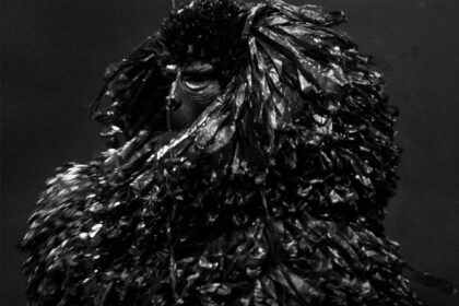 O espetáculo “Gorila de Saco” estreia no teatro na abertura do Festival Palavra Líquida 2025, no Sesc Copacabana e São João de Meriti, com apresentações gratuitas que unem dança, música e tradição popular.