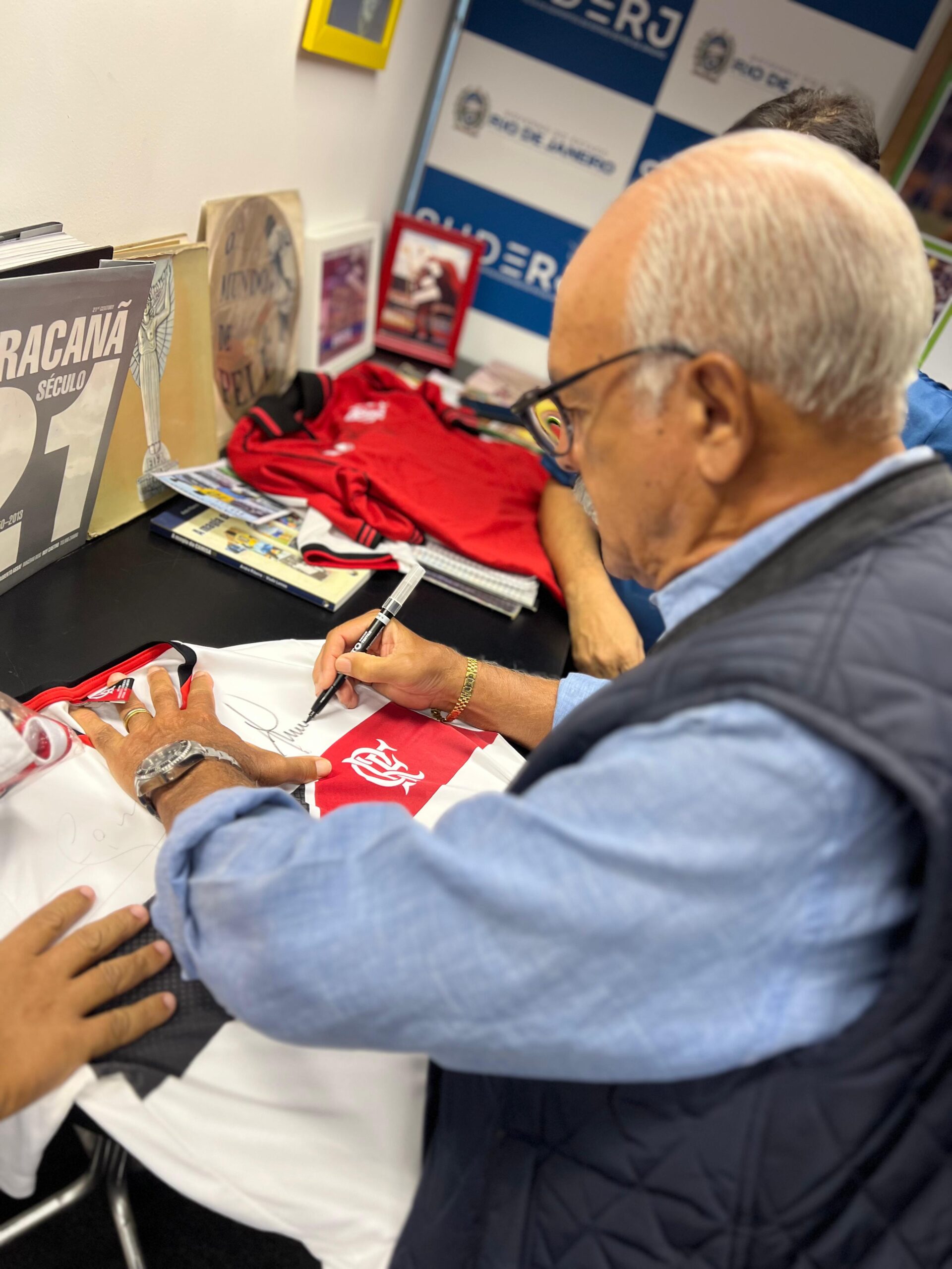 O ex-jogador Junior visitou o Museu da Suderj na primeira semana de setembro e gravou episódio do podcast Suderj.Informa, compartilhando histórias de sua carreira no Flamengo e na Seleção.