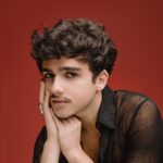 Caike Souza apresenta show de lançamento do álbum Entre Flores e Dores em Recife