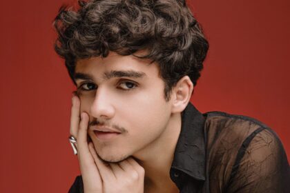 Caike Souza apresenta show de lançamento do álbum Entre Flores e Dores em Recife