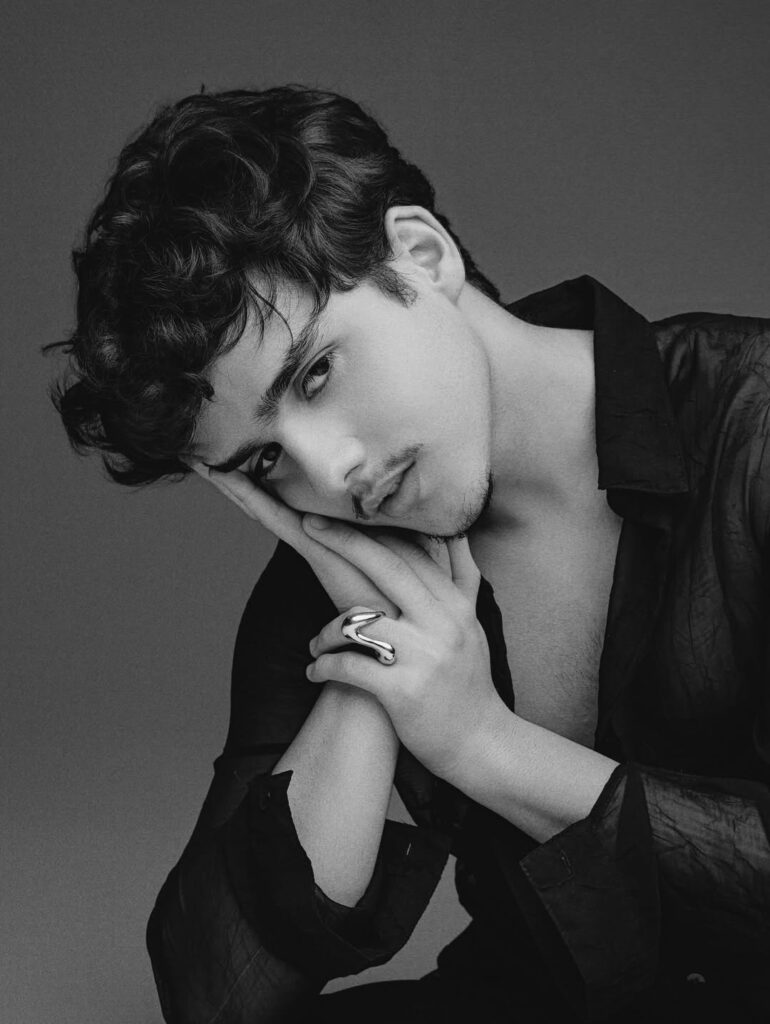 Caike Souza apresenta show de lançamento do álbum Entre Flores e Dores em Recife