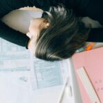 Jovem estudante exausto com sintomas de burnout