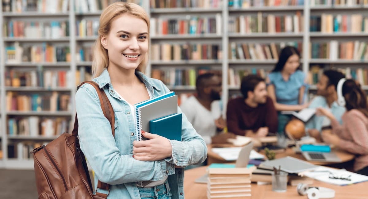 Como escolher o curso de inglês ideal? Professor analisa prós e contras das principais opções no Brasil