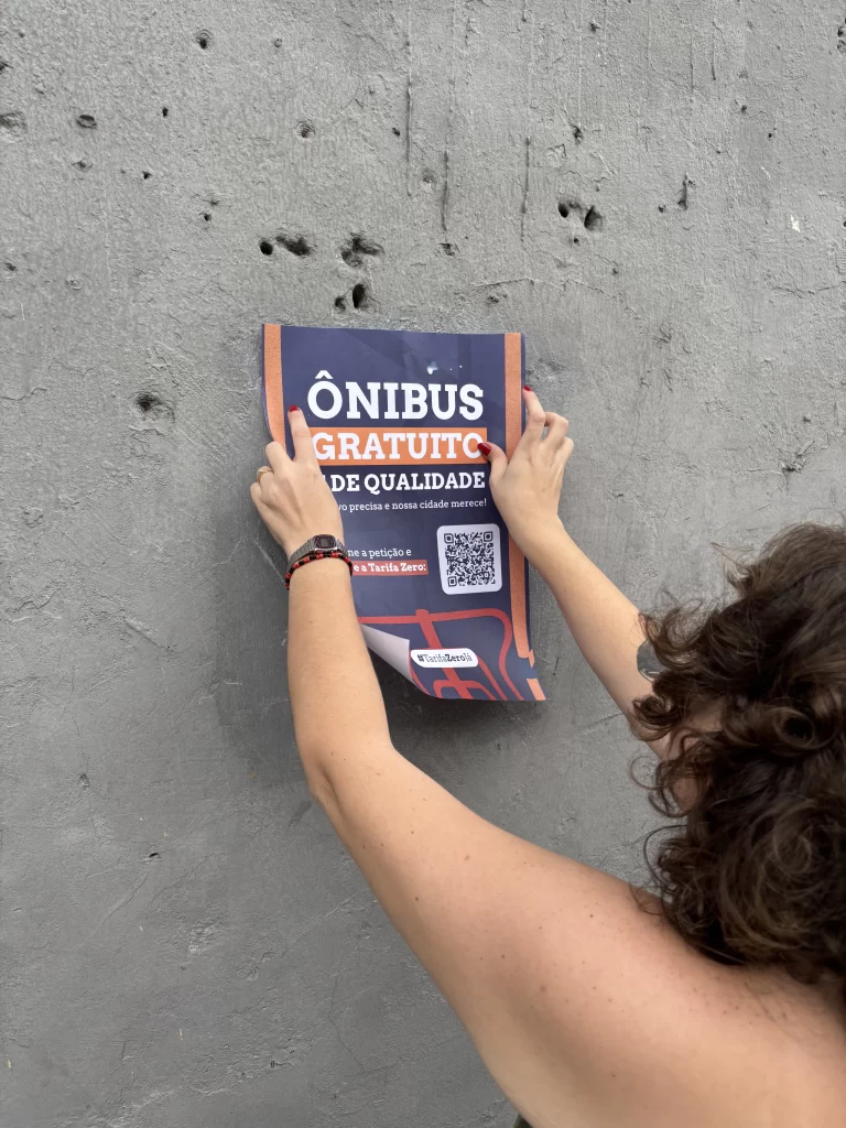 Cartazes sobre a Tarifa Zero