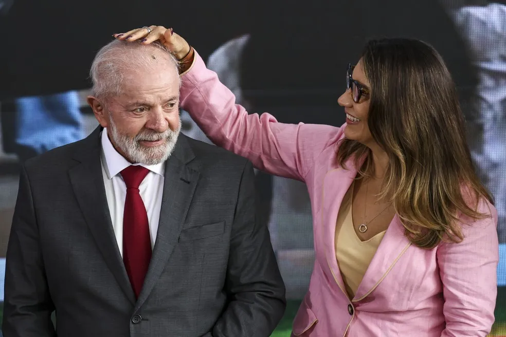 Kim Kataguiri entra com ação popular para barrar decreto de Lula que cria estrutura administrativa para Janja no Planalto.