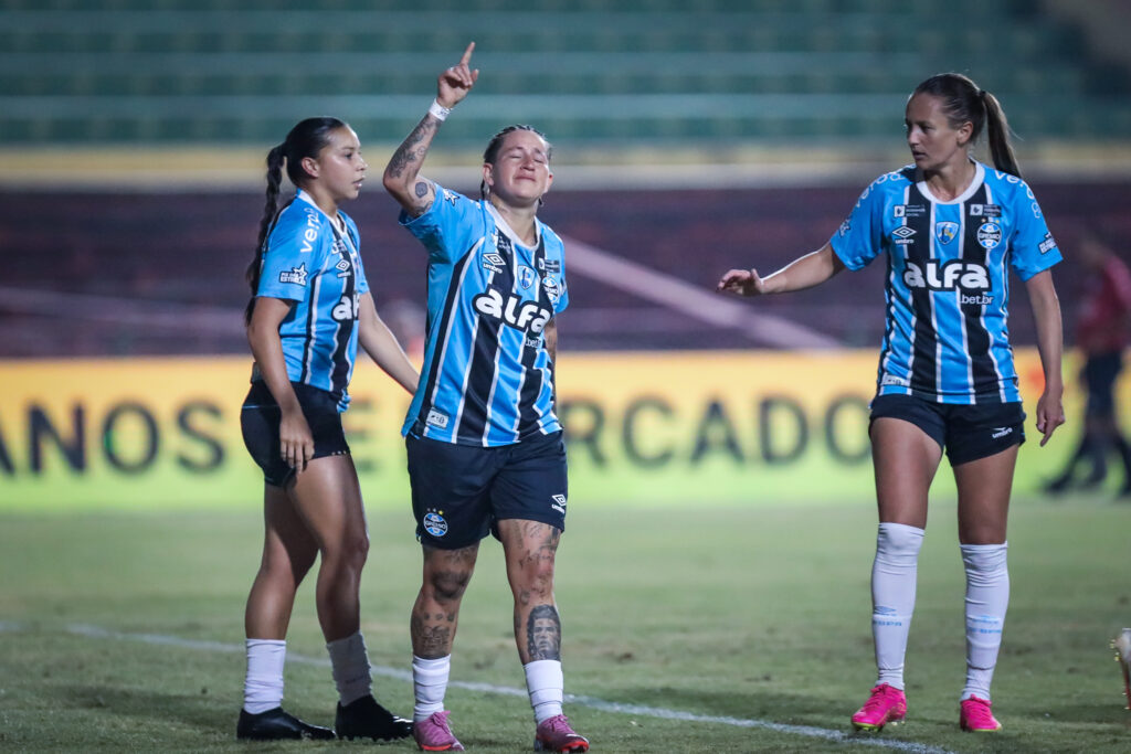 Rodriguez (centro) marcou para o Grêmio | Foto: Caroline Motta/Grêmio FBPA