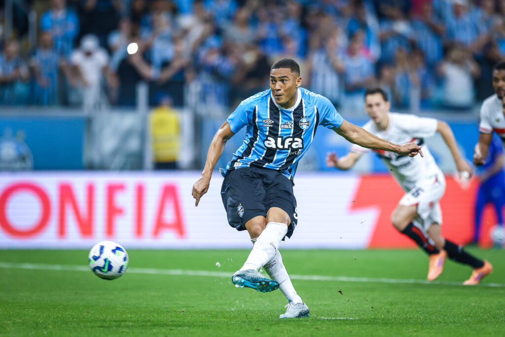 Carlos Vinícius (foto) marcou os dois gols do Grêmio | Foto: Lucas Uebel/Grêmio FBPA