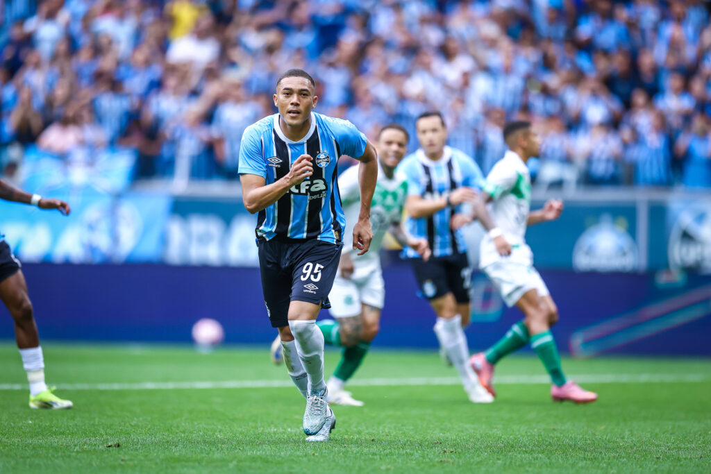 Carlos Vinícius marcou os três gols do Grêmio | Foto: Lucas Uebel/Grêmio FBPA