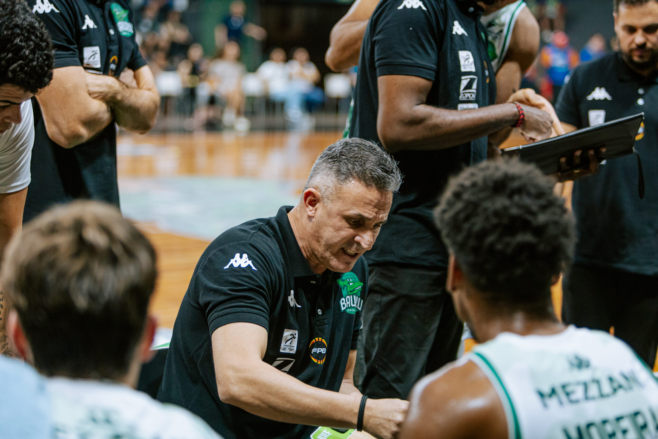 Técnico do Bauru Basket em jogo