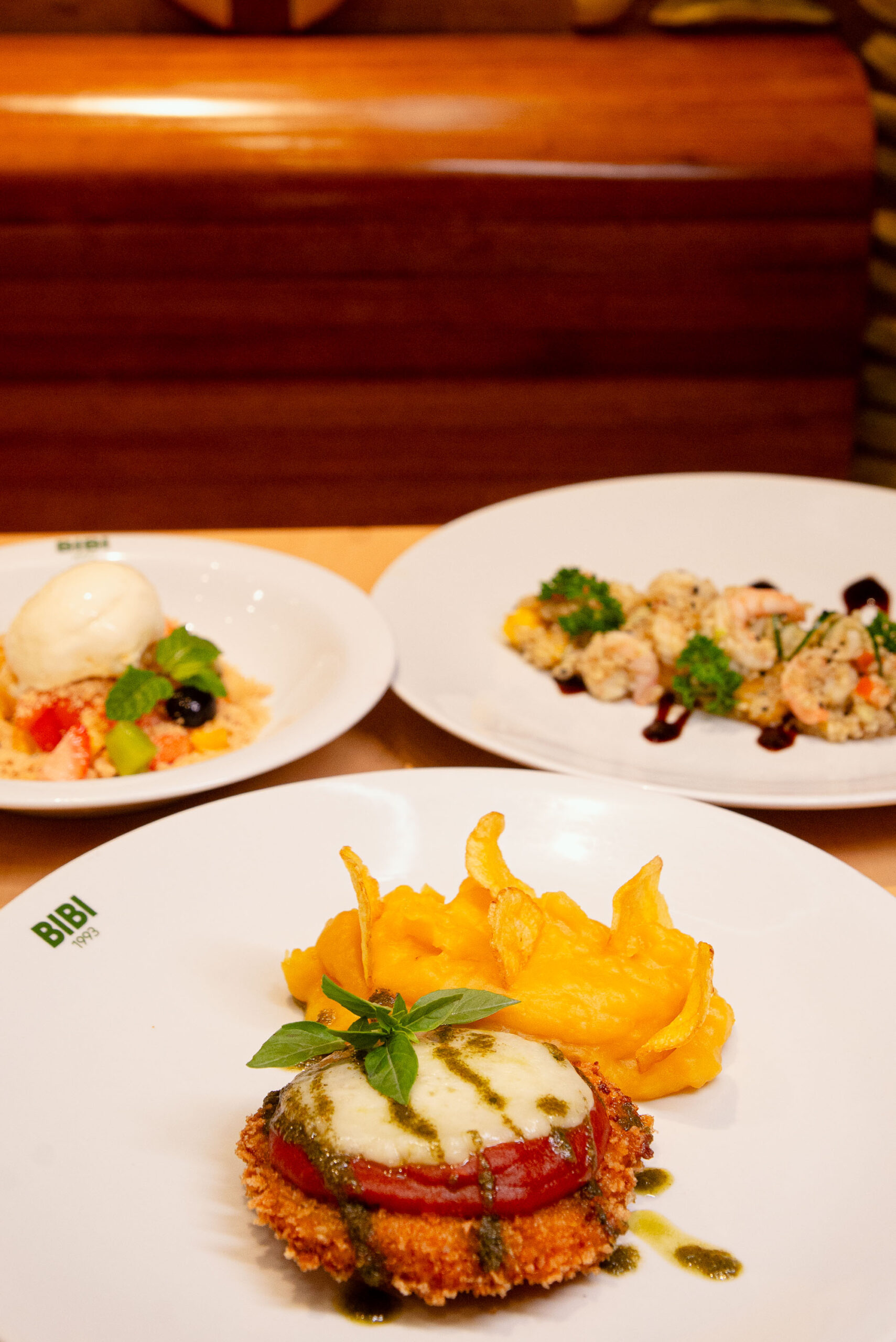 O Bibi Sucos participa do festival Sabores com Vista, no Botafogo Praia Shopping, com um menu leve, colorido e cheio de frescor por R$89. A refeição começa com uma salada de quinoa e camarões, seguida do frango crocante caprese com purê de baroa, combinação equilibrada que une textura, sabor e conforto. Para finalizar, o crumble de frutas traz doçura e leveza na medida certa. O menu reflete o estilo de vida carioca e o DNA do Bibi: comidas preparadas com ingredientes frescos, muito sabor e aquele toque de afeto que transforma cada refeição em um momento especial.