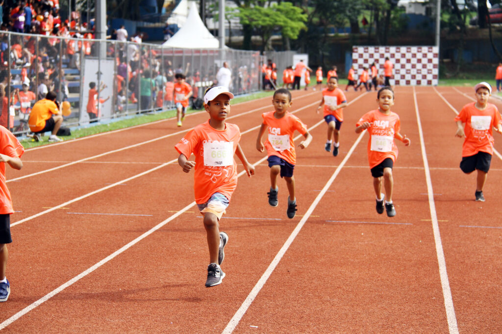 Crianças de 5 a 12 anos participam da Corrida Kids Olga Kos – Diversão à Toda Prova no Parque das Bicicletas, em São Paulo.