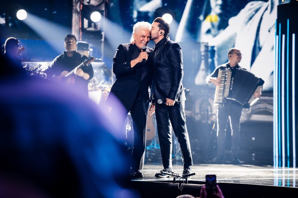 Matogrosso e Mathias durante show de gravação do álbum Pedaço de Minha Vida em São Paulo.