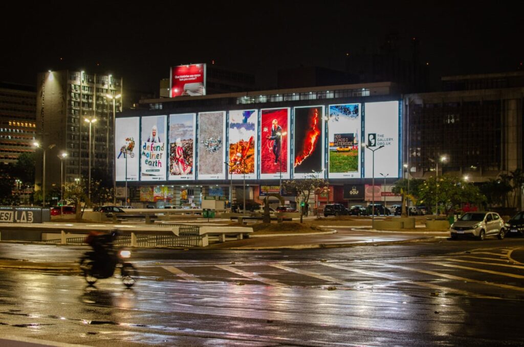 Após passar pelo Brasil, exposição “The Gallery” segue no Reino Unido com obras sobre a crise climática e integra o Ano Cultural Brasil/Reino Unido 2025–26.
