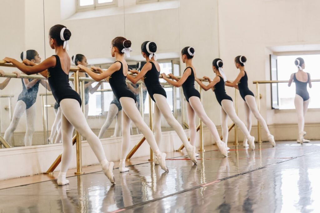 Estudantes da escola de dança do Theatro Municipal do rio de Janeiro durante aula