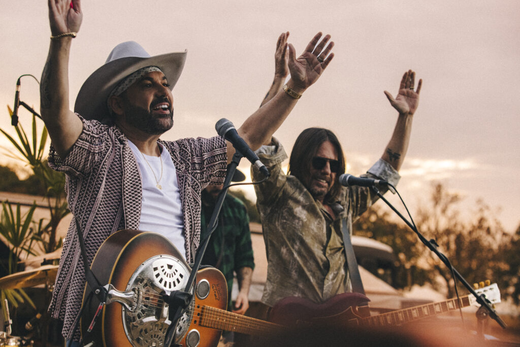 A dupla sertaneja Edson & Hudson posa em cenário retrô dos anos 70 durante as gravações da releitura da canção Have You Ever Seen the Rain, do Creedence Clearwater Revival.