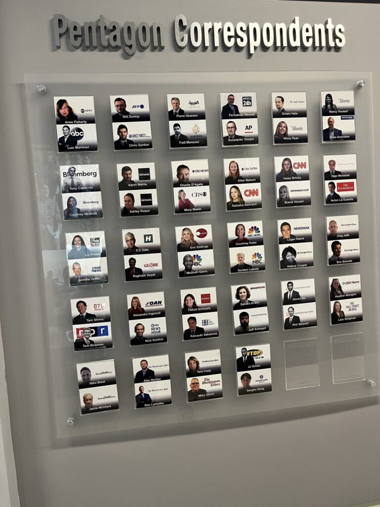 Correspondentes que atuavam no Pentagono penduraram seus crachás para retirada do prédio. 